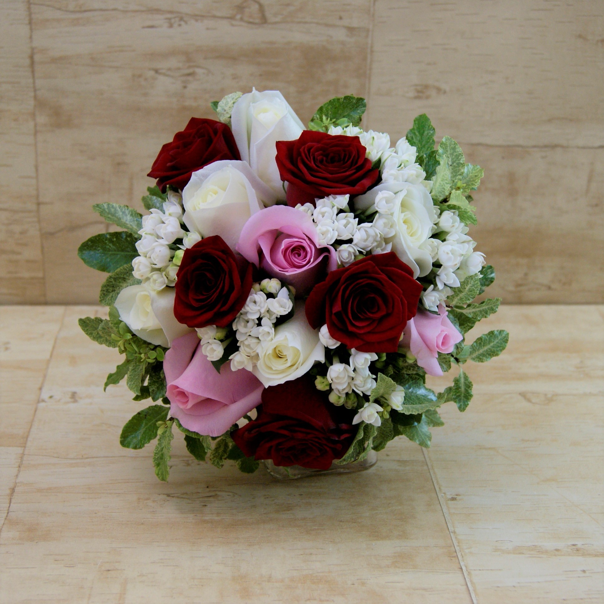 Ramo de novia con rosas en tonos rojo, blanco y rosa, bouvardia blanca