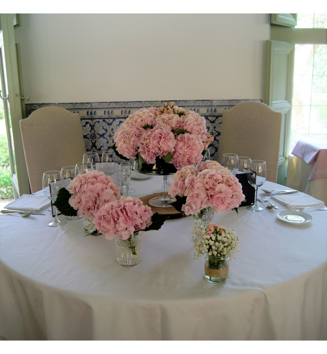 Decoración mesas Parador de Almagro con hortensia rosa