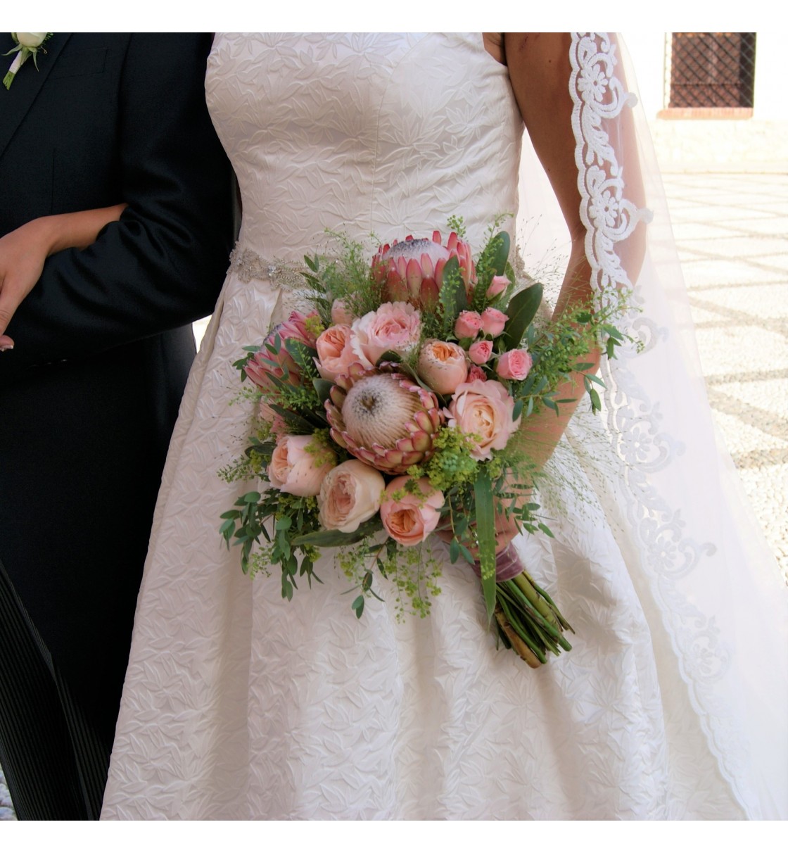 Ramo de novia con proteas, rosa inglesa rosa y rosa ramificada