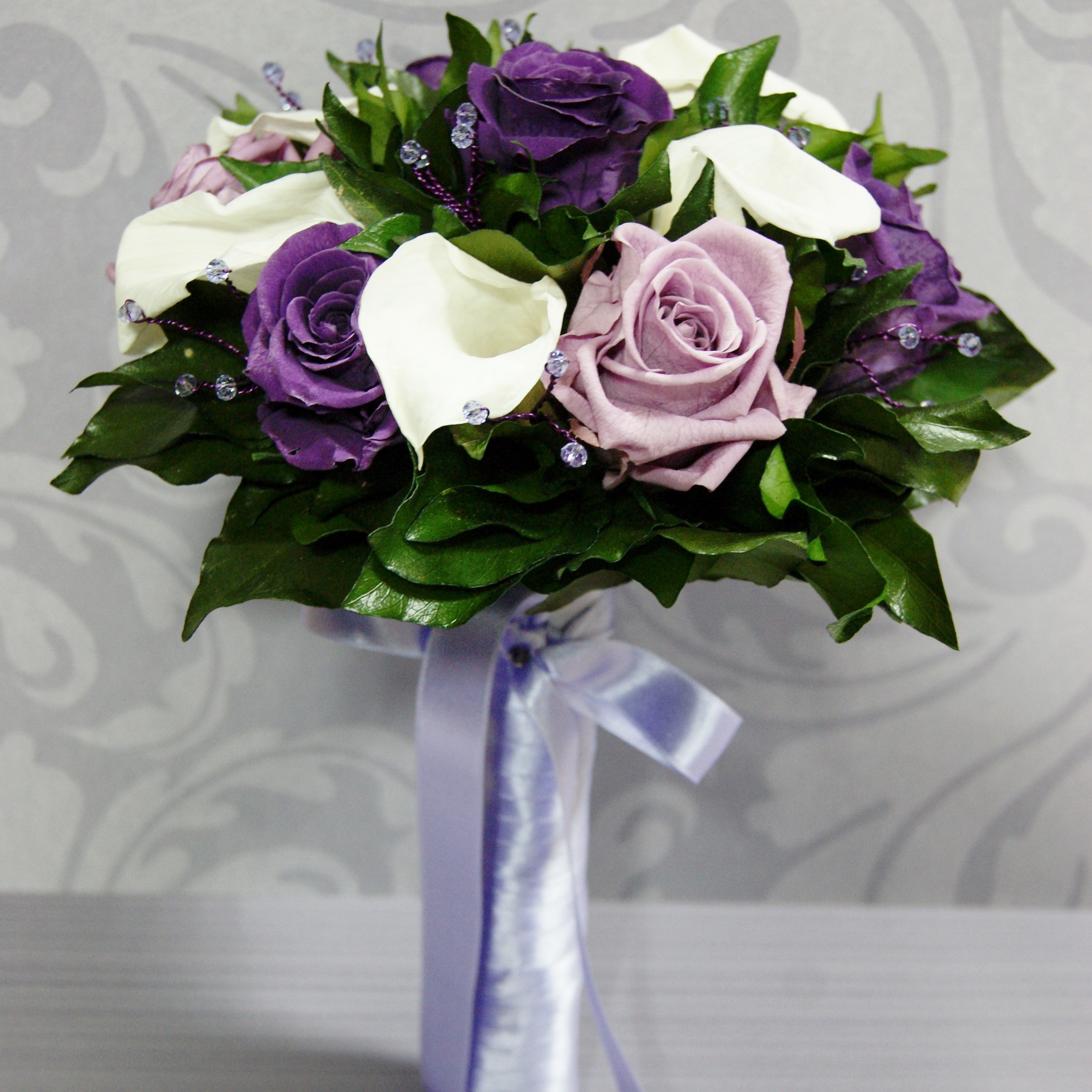 Ramo de novia preservado con calas blancas, rosas lila y morado
