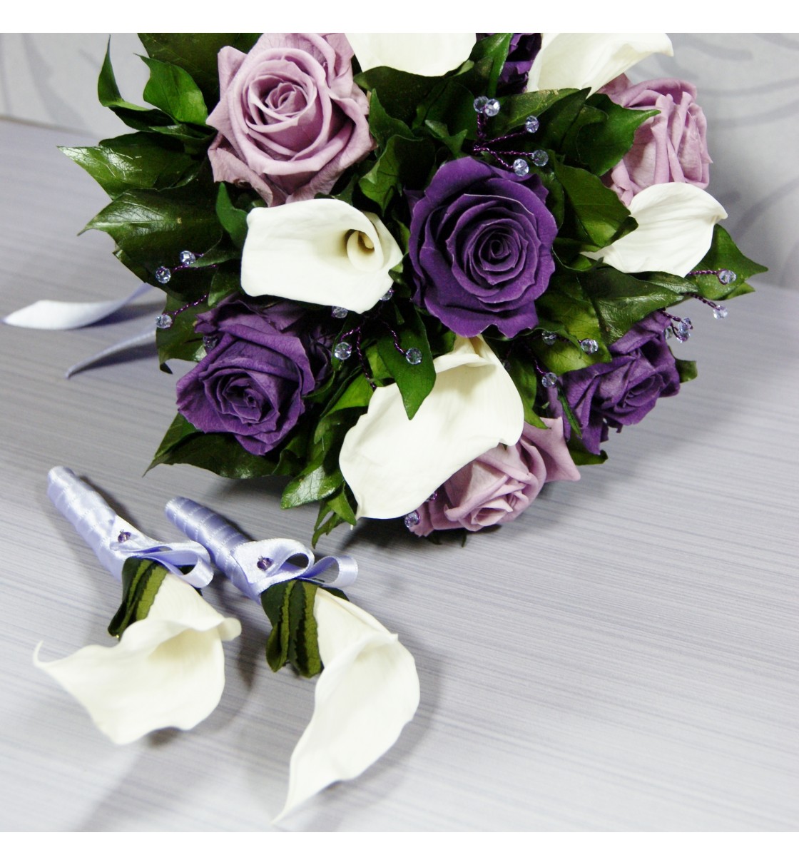 Ramo de novia preservado con calas blancas, rosas lila y morado