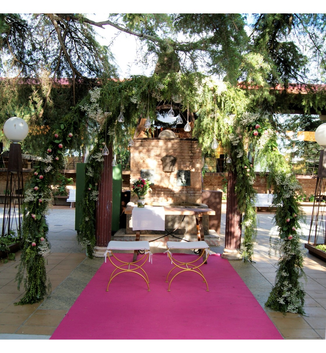 Arco floral para ceremonia civil con verdes, paniculata y rosa ramificada