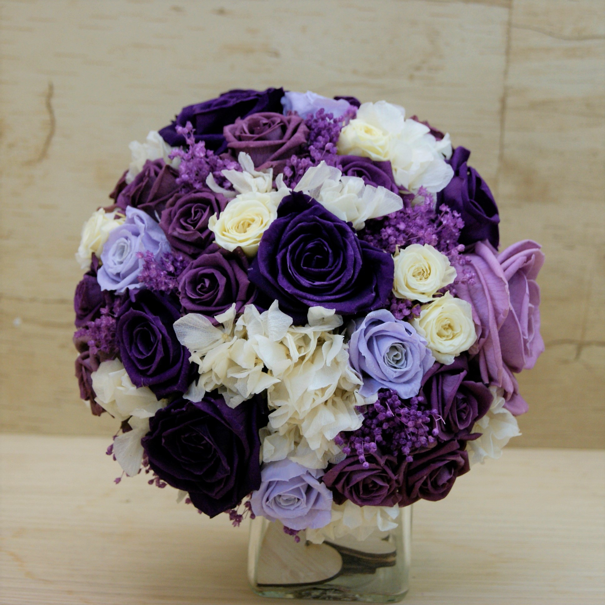 Ramo de novia preservado con rosas de color champán, lila y morado