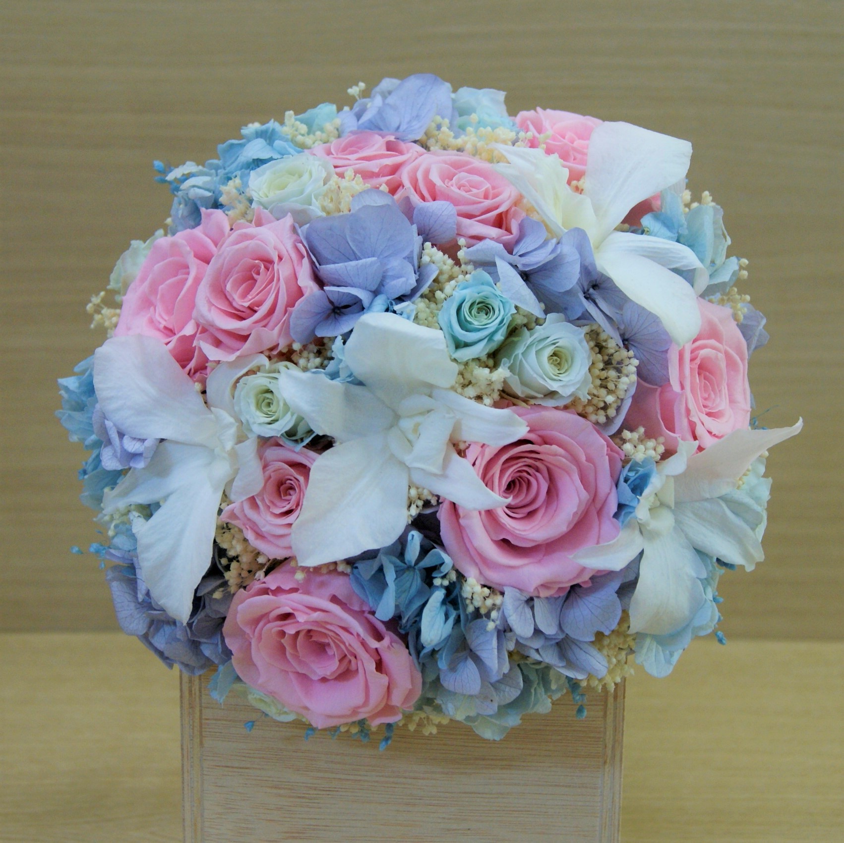 Ramo de novia preservado con rosas azules y rosas