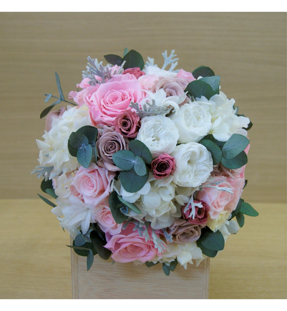 Ramo de novia preservado con rosa inglesa blanca y rosas rosa