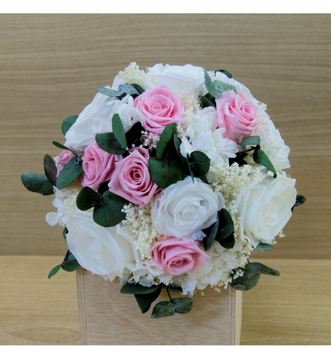 Ramo de novia preservado con rosas blancas y rosas