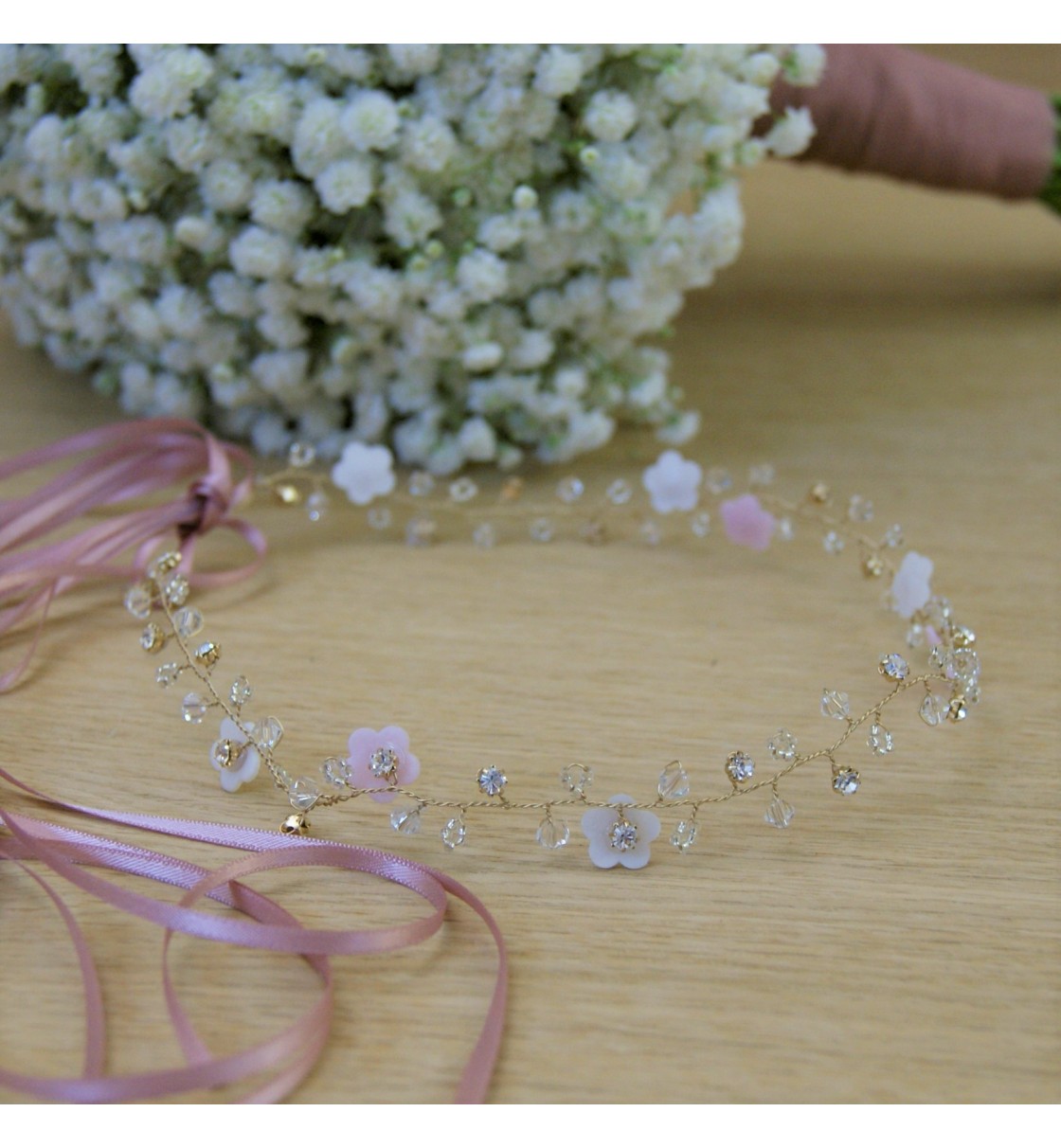Tocado de novia con cristales y flores en color rosa nude