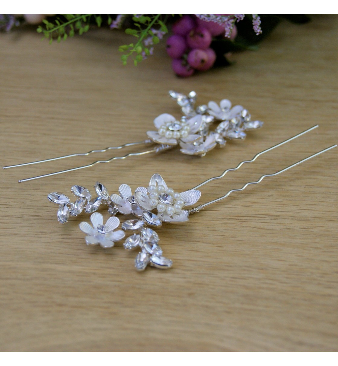 Horquillas para novia con flores de metal con cristales y perlas.