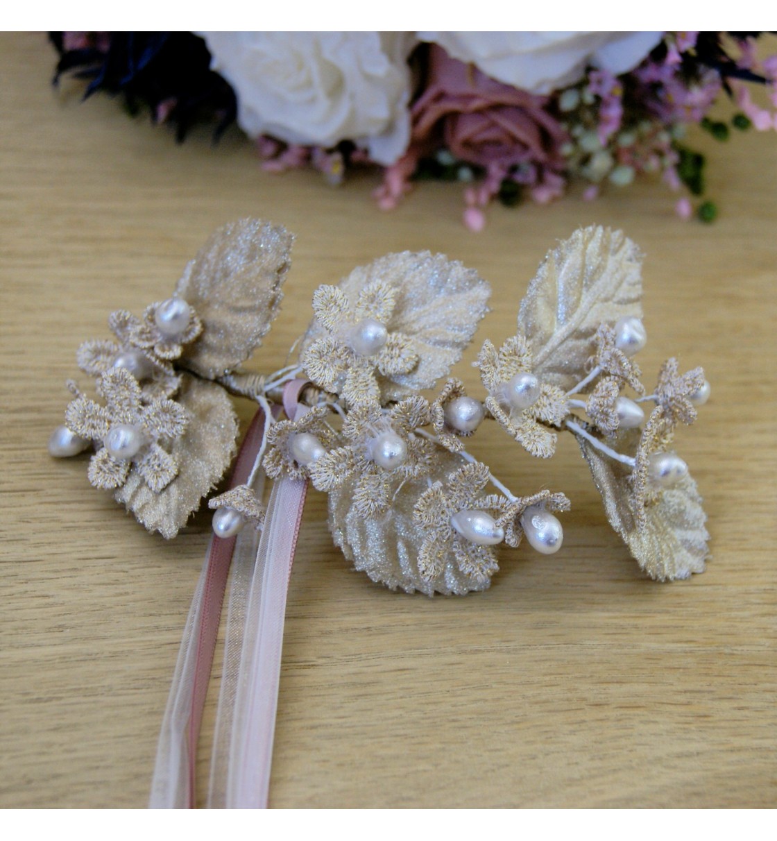 Tocado de novia con hojas y flores maquillaje dorado y perlas