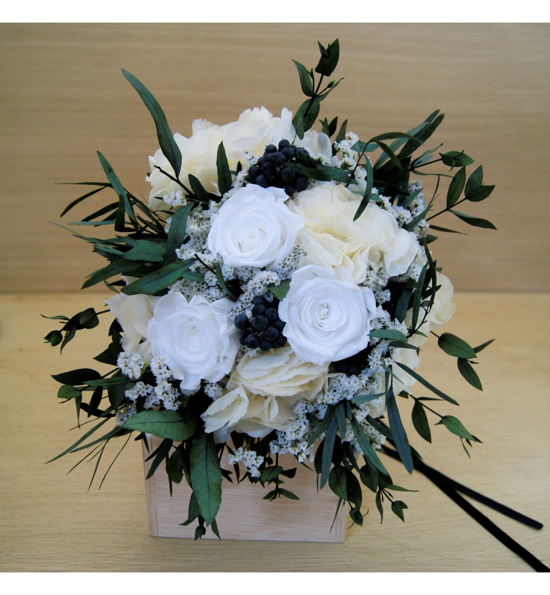 Ramo de novia preservado con rosas blancas, eucalipto, hortensia