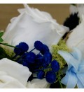 Ramo de novia aro de ramas rosas blancas y azul
