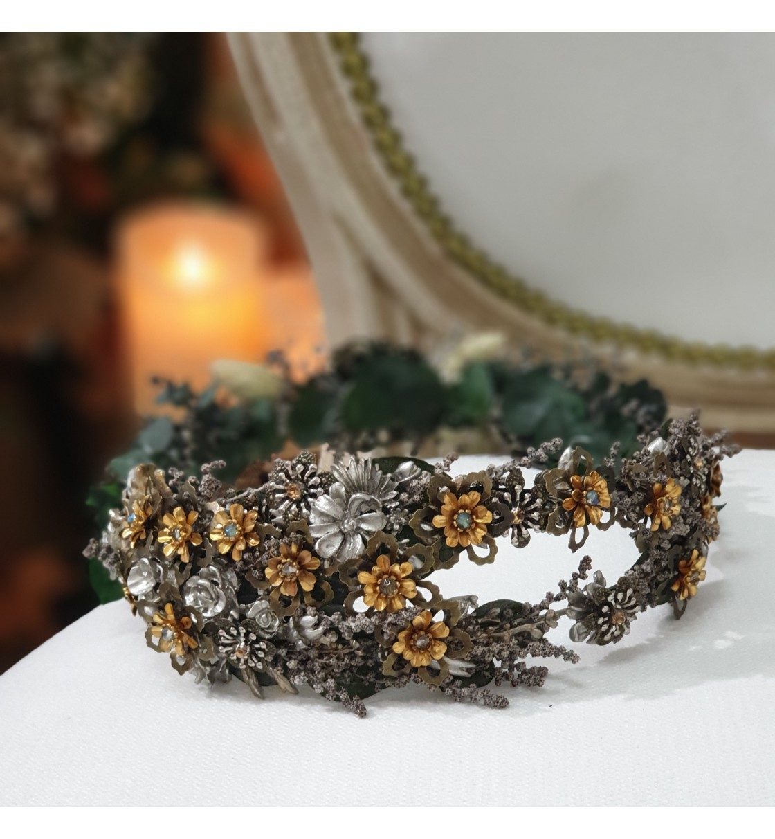 Corona de novia con flores de metal y eucalipto preservado