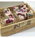 Letras de madera con flor preservada