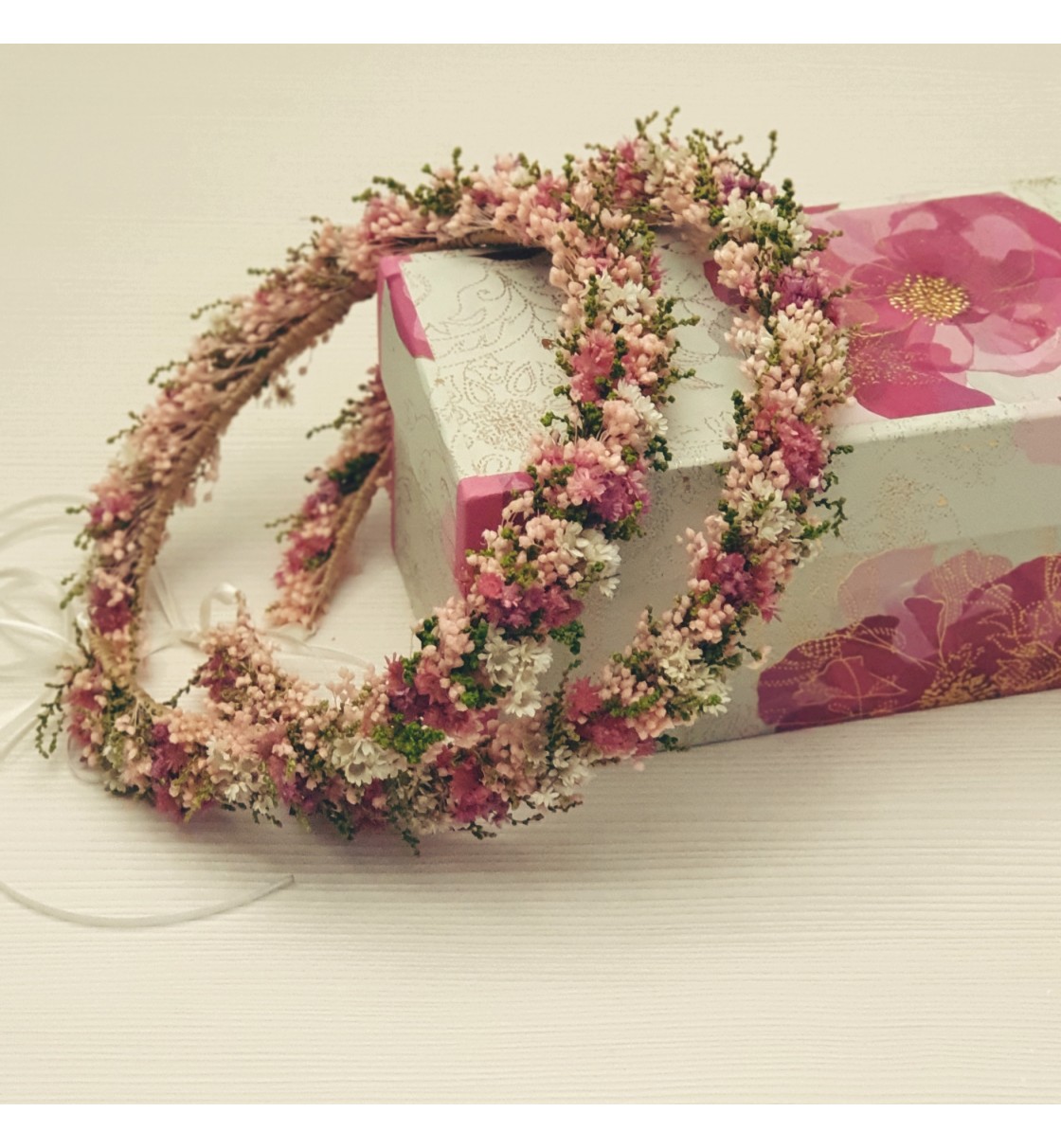 Corona niña de arras o comunión flor preservada rosa, verde y fucsia