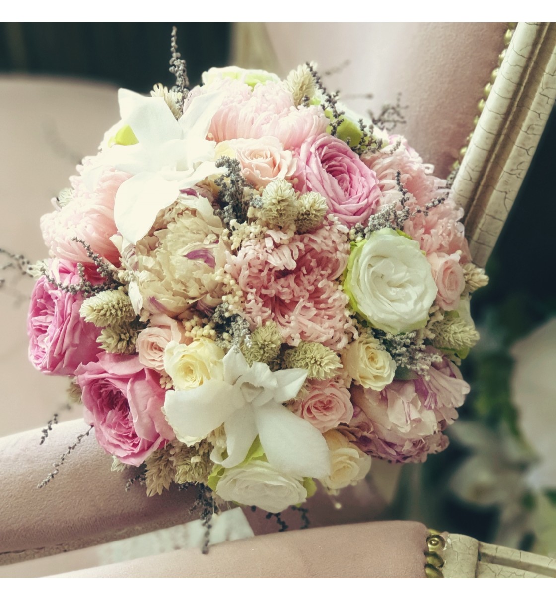 Ramo de novia preservado con rosa inglesa rosa y crisantemo