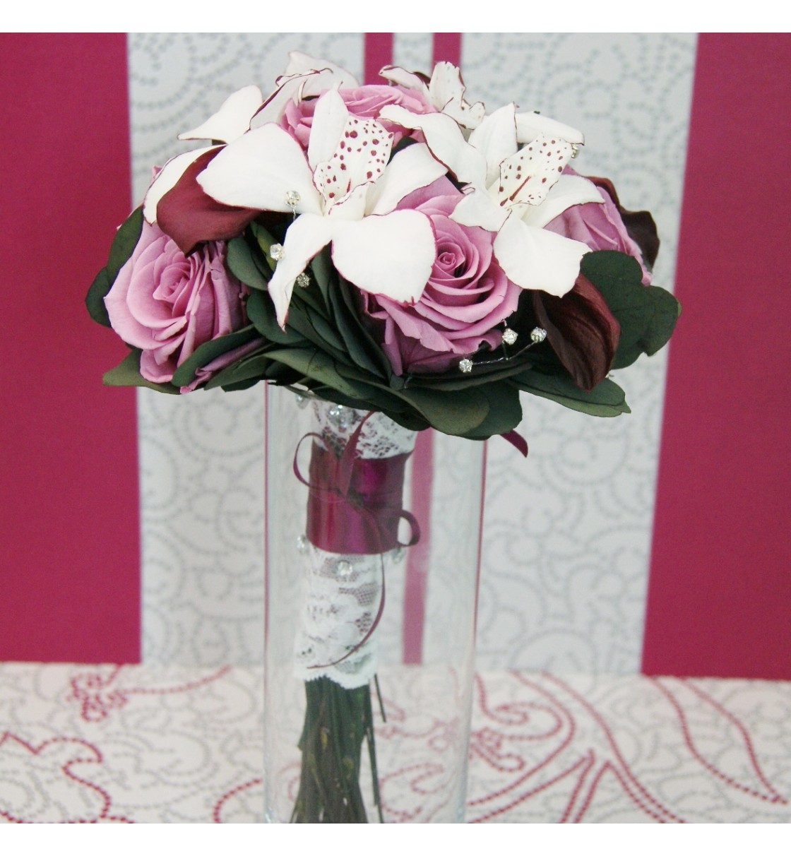 Ramo de novia preservado con rosas rosa claro, cala burdeos y orquídea