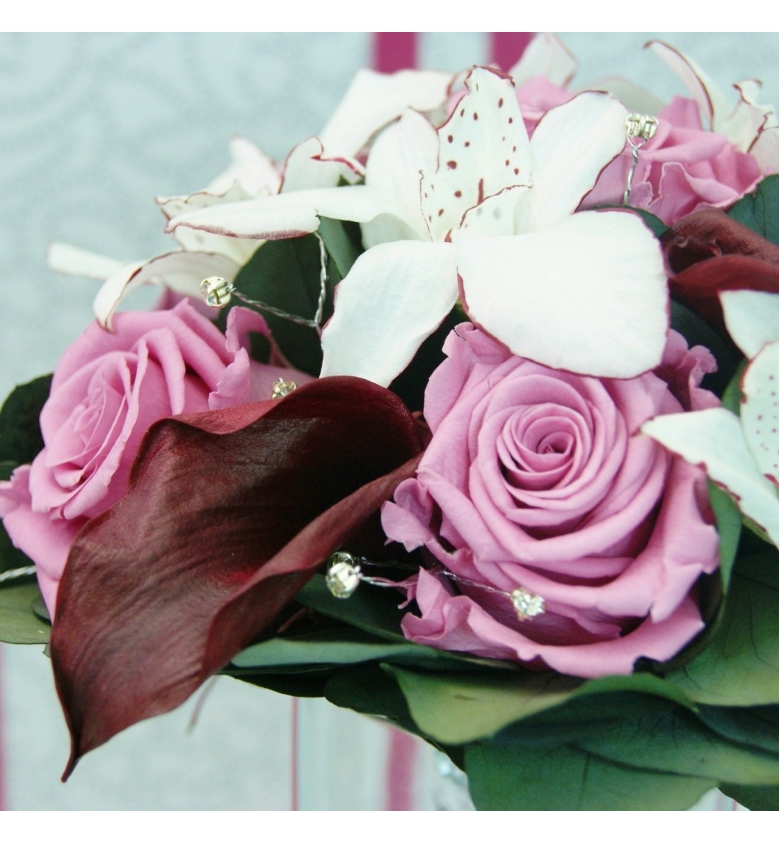 Ramo de novia preservado con rosas rosa claro, cala burdeos y orquídea