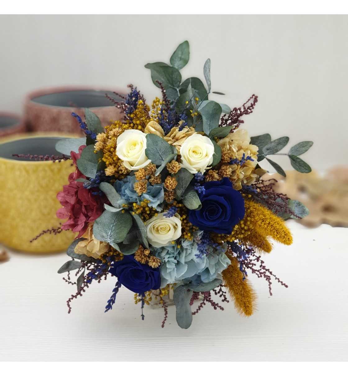 Ramo de novia preservado con rosas azul eléctrico y flor mostaza