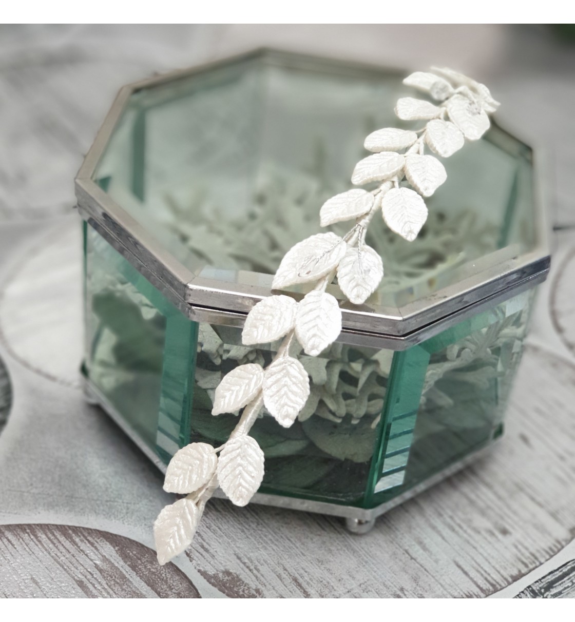 Tocado de novia con hojas de porcelana fría perladas