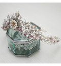 Corona tocado de novia flor y hojas de metal y pistilos de porcelana
