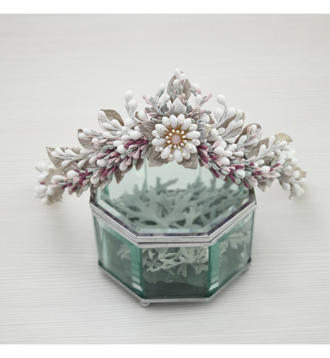 Corona tocado de novia flor y hojas de metal y pistilos de porcelana