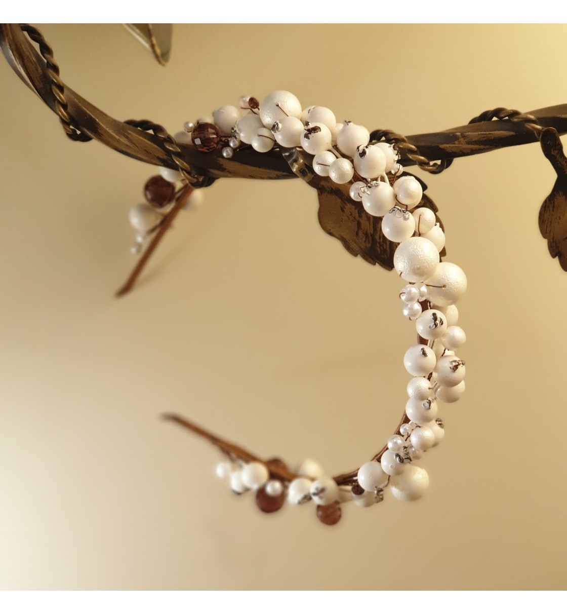 Diadema para novia o invitada perlas y bolas blancas