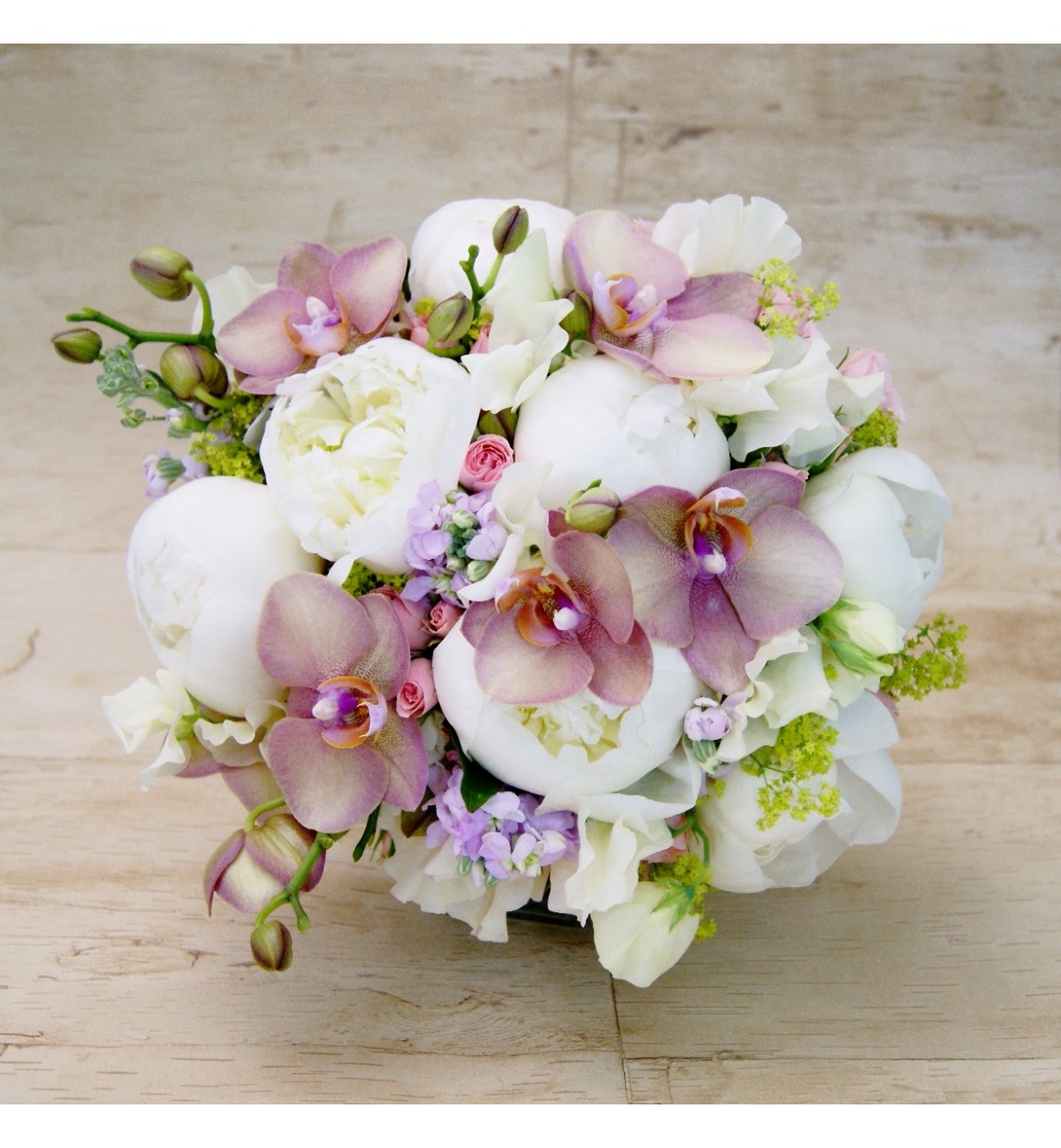 Ramo de novia natural con orquídeas y peonias