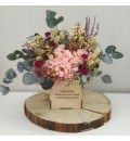 Caja de madera con flor preservada rosa para abuela