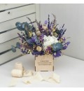 Caja de madera con flor preservada lila para abuela