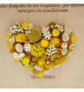 Cuadro con corazón de flor preservada amarilla madre