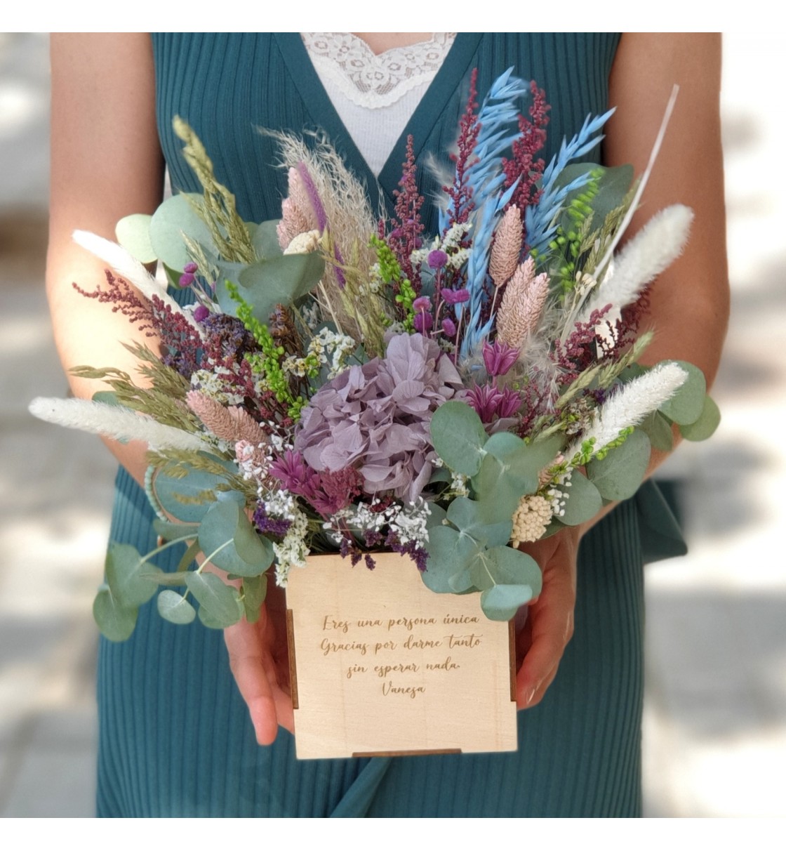 Caja de madera con flor preservada lila y azul