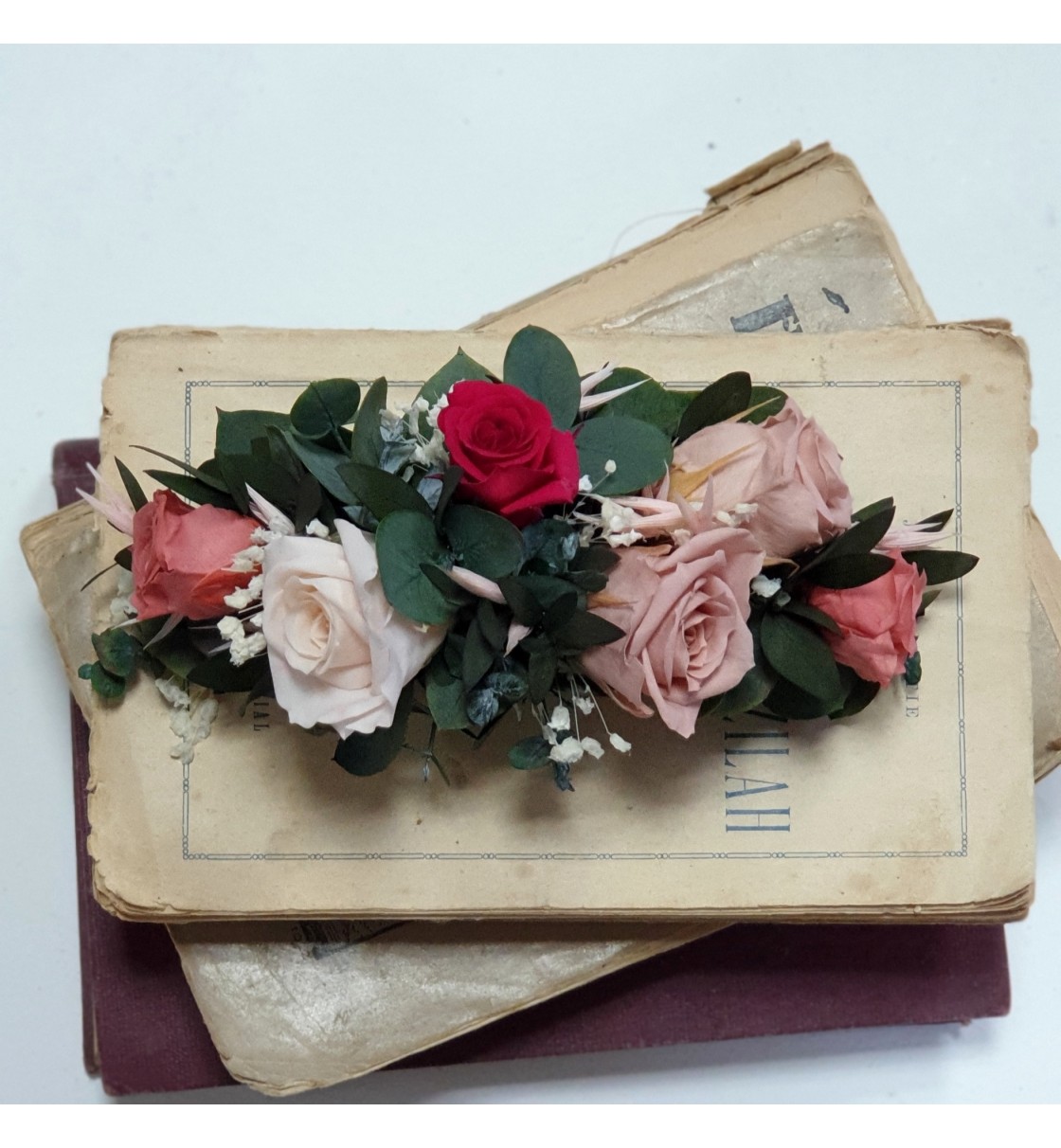 Tocado para novia preservado con rosas rosa y eucalipto