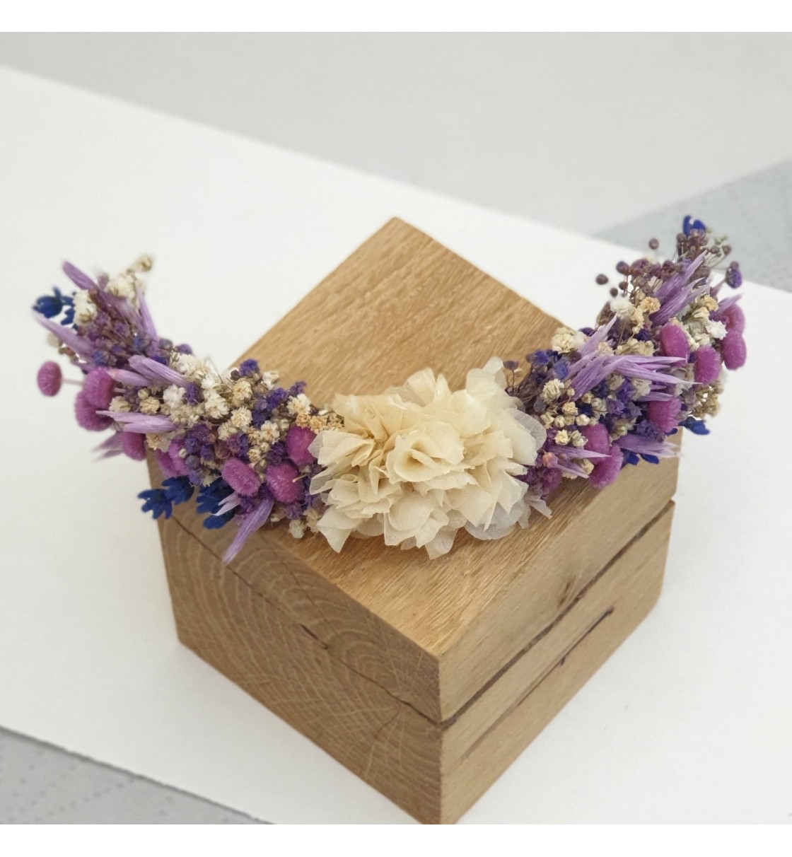 Tocado de novia con flores preservadas en tonos lila, morado y champán