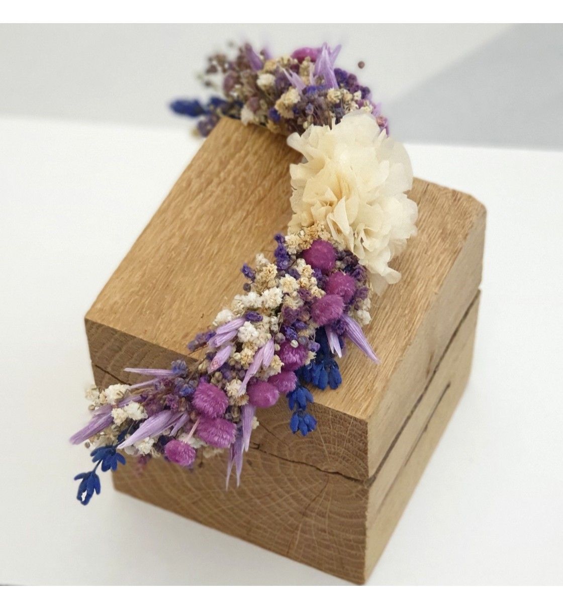 Tocado de novia con flores preservadas en tonos lila, morado y champán