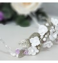 Tocado de novia con flores de porcelana fría lila, blanco y plata