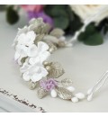 Tocado de novia con flores de porcelana fría lila, blanco y plata