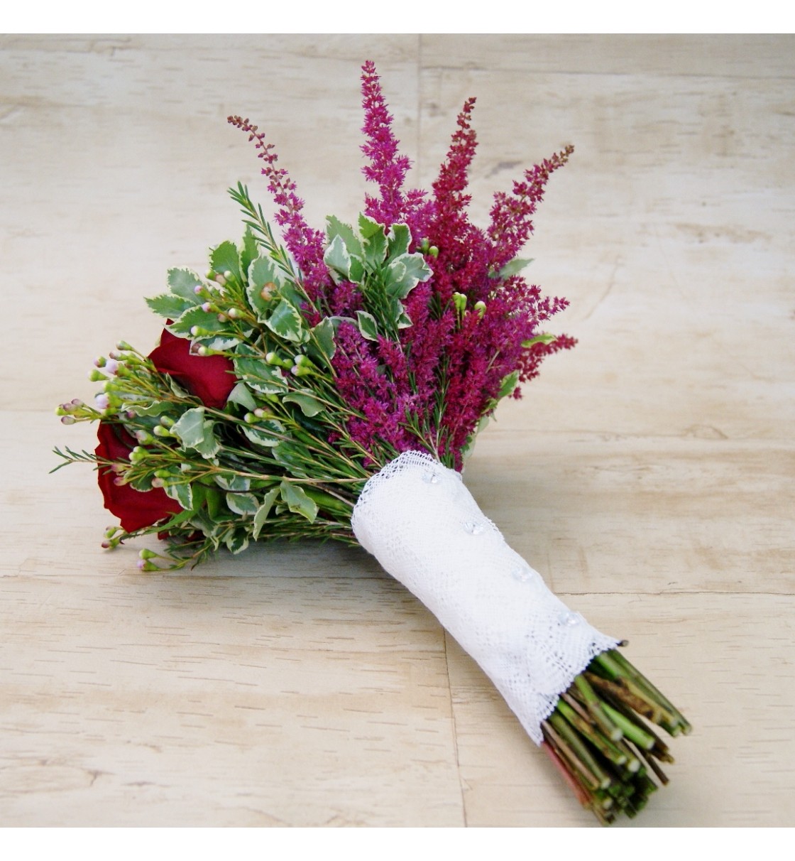 Ramo De Novia Con Rosas Rojas Y Astilbe